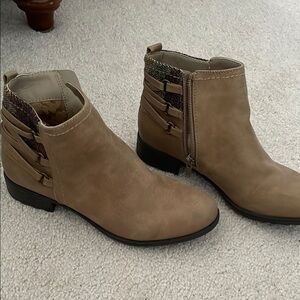 Tan ankle bottie excellent condition